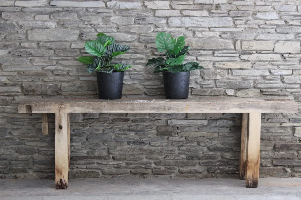 Les bancs porte plantes des terrasses du Moulin d'Orchimont en Ardenne Belge