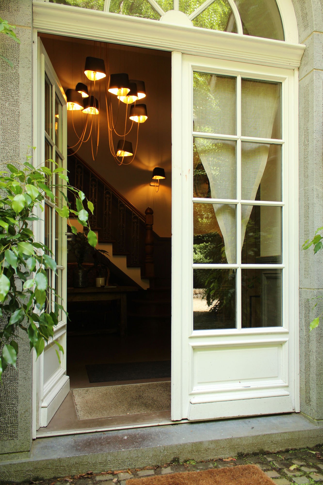 La porte d'entrée sur le hall du Moulin d'Orchimont dans le Pays du Bouillon La porte d'entrée sur le hall du Moulin d'Orchimont dans le Pays du Bouillon